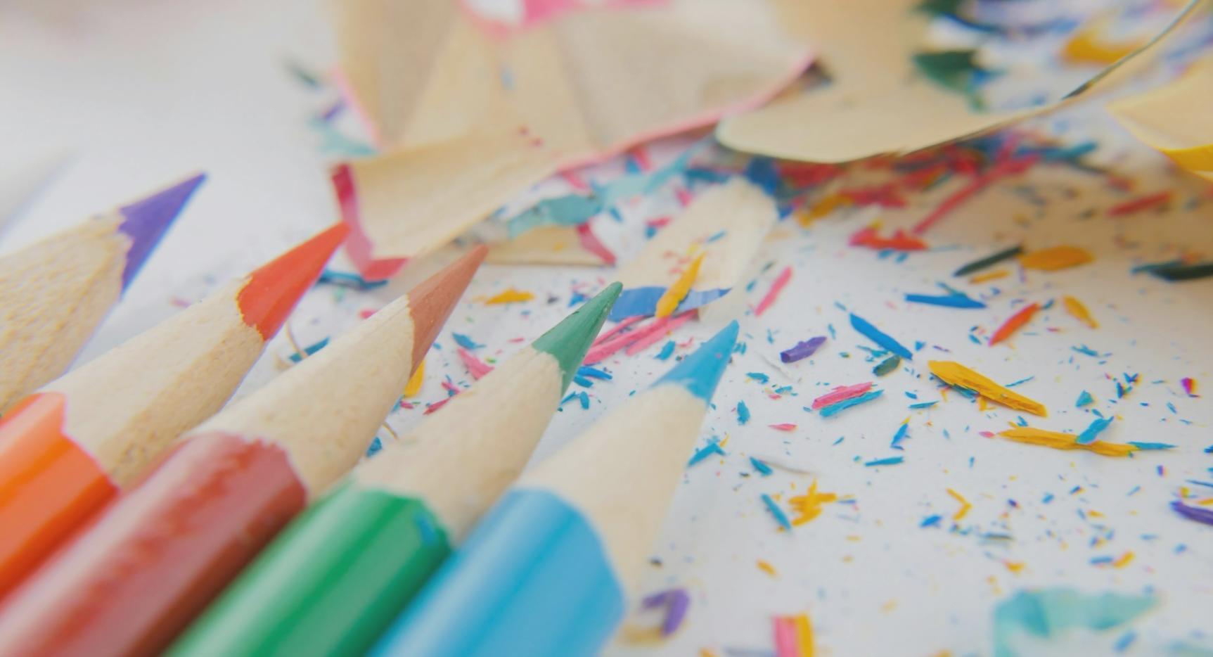 Студенти під час навчання техніками малювання