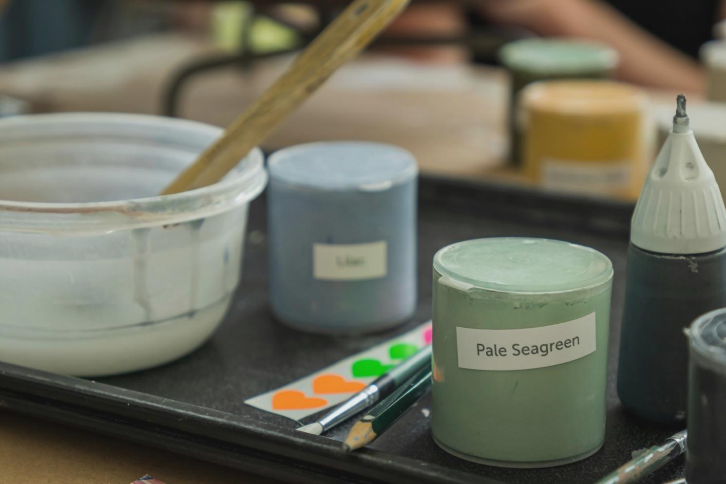 Процес створення портрету олівцем на папері в художній студії